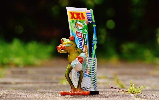 жаба чистит зубы